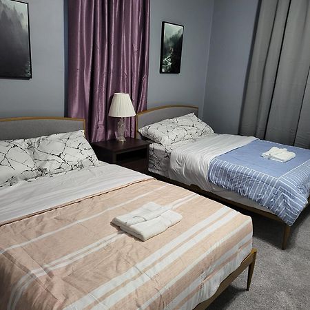 Guest Room With Two Double Beds In Columbus Oh, Airport Location Buitenkant foto