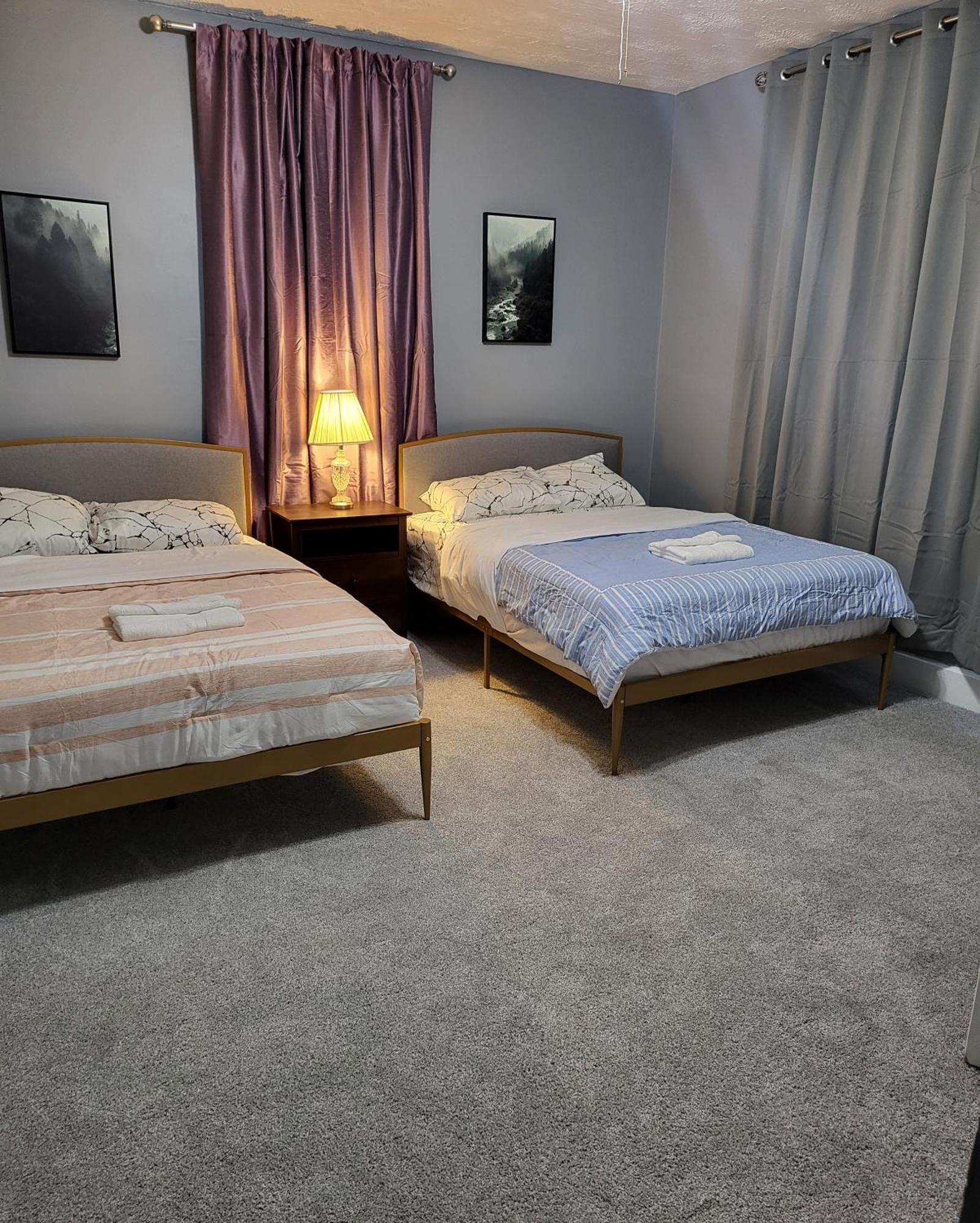 Guest Room With Two Double Beds In Columbus Oh, Airport Location Buitenkant foto