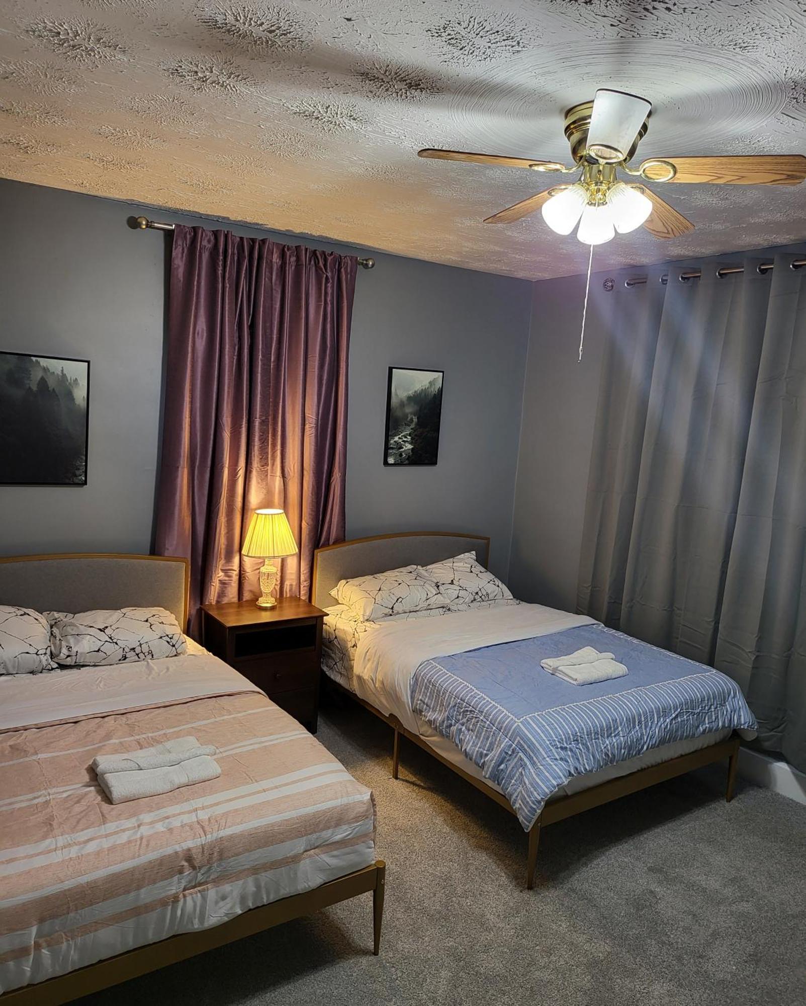 Guest Room With Two Double Beds In Columbus Oh, Airport Location Buitenkant foto