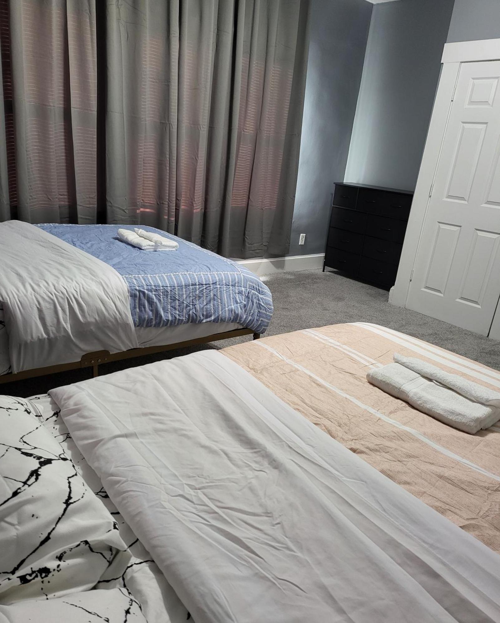 Guest Room With Two Double Beds In Columbus Oh, Airport Location Buitenkant foto