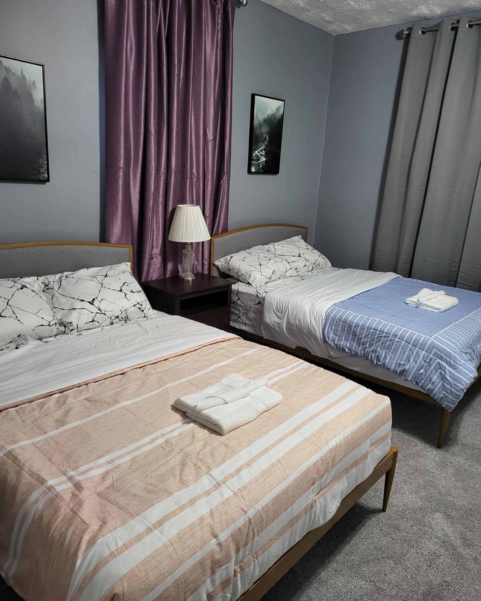 Guest Room With Two Double Beds In Columbus Oh, Airport Location Buitenkant foto
