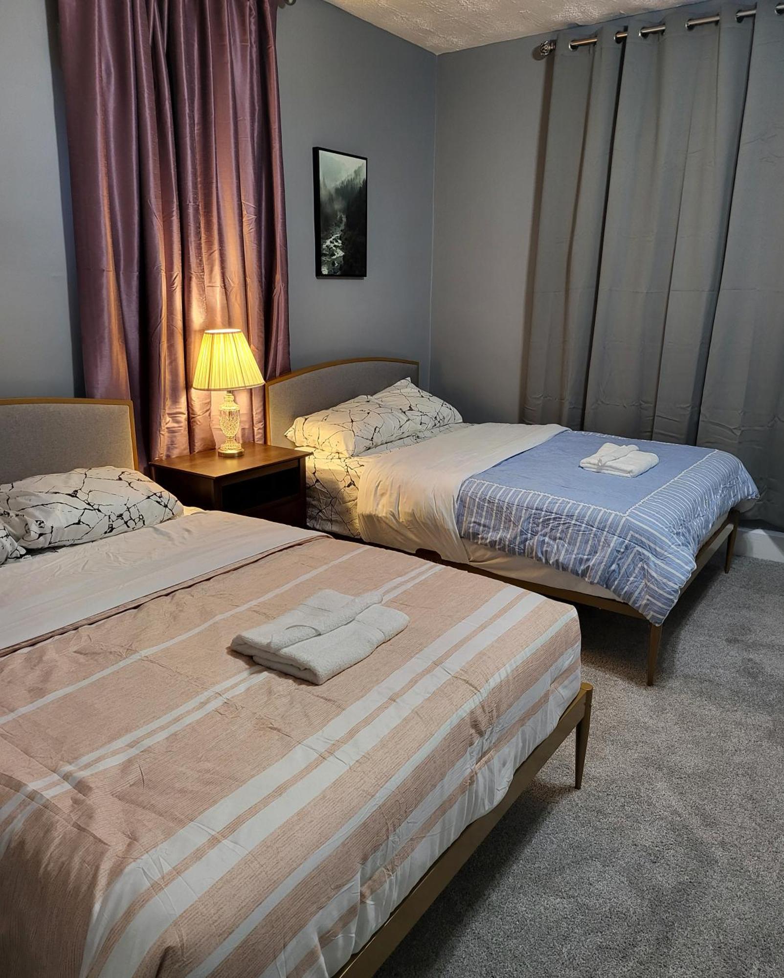 Guest Room With Two Double Beds In Columbus Oh, Airport Location Buitenkant foto
